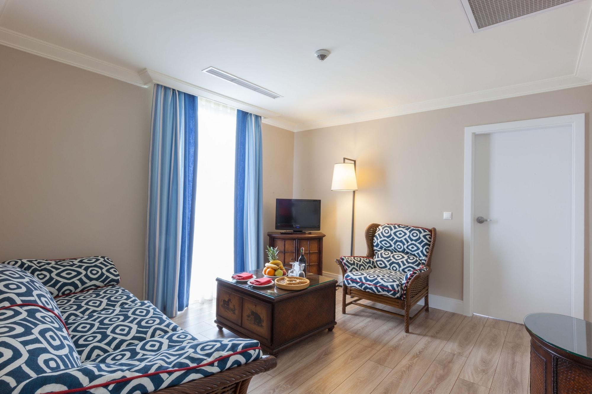 Ic Hotels Green Palace - Kids Concept Antalya Luaran gambar A living room at the hotel